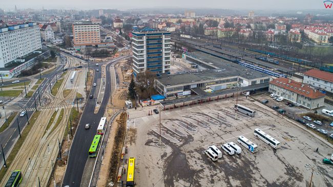 Olsztyn, Plac Konstytucji 3 Maja z panorama na dworzec PKP/PKS. EU, PL, warm-maz. Lotnicze.